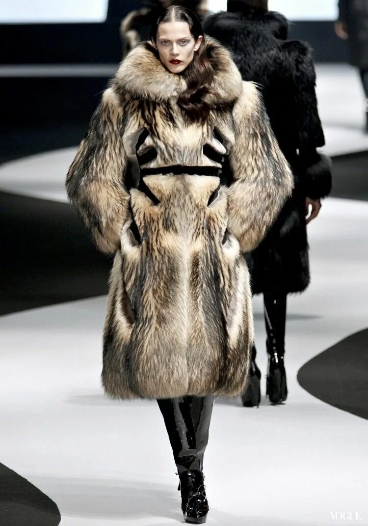 Какие шубы в моде в 2025 году. Egomilan fur fashion шубы. шуба коко фашион. экстравагантные шубы. дизайнерские модные шубы.