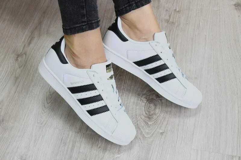 Адидас суперстар белые. Кеды adidas superstar ii. Adidas кроссовки ef5323. Кроссовки адидас мужские белые с черными полосками. Адидас белые с черными полосками.