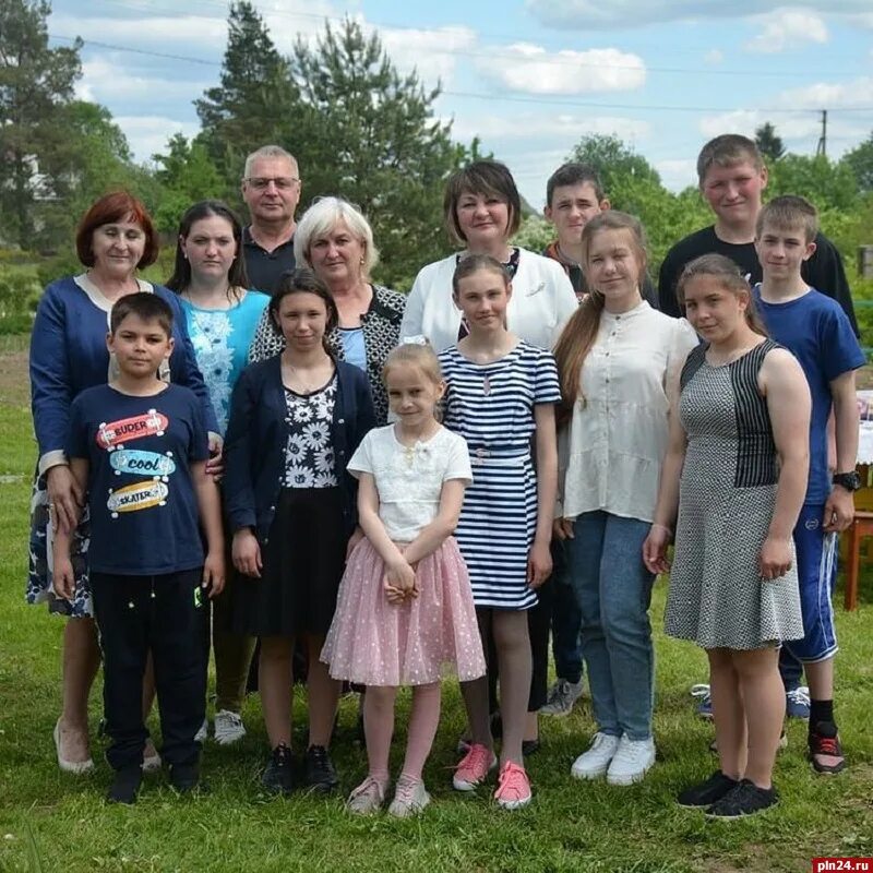 Паняевы семья иваново. Многодетная семья псков. Псков семья. Большая приемная семья псков. Большая приемная семья псков.