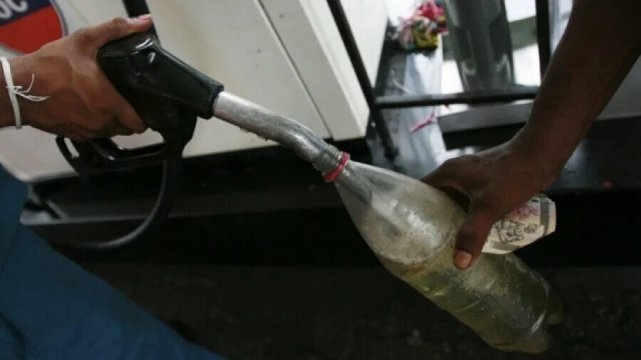 Почему нельзя собирать бензин пылесосом. Бензин в бутылке. Бензин в баклажках. Бензин в пластмассовой бутылке. Канистра для бензина.
