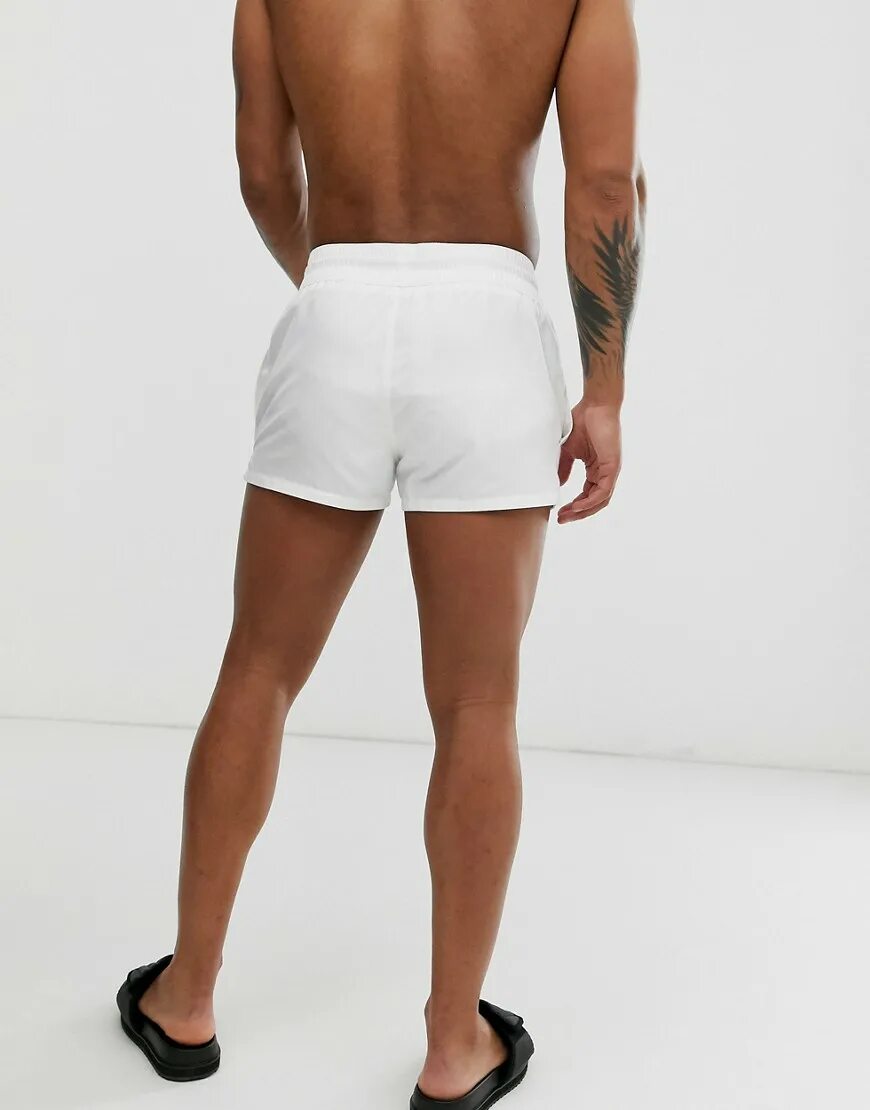 парни в белых шортах. парень в белых шортах. летний мужской лук. короткие для парней. парни в белых шортах.