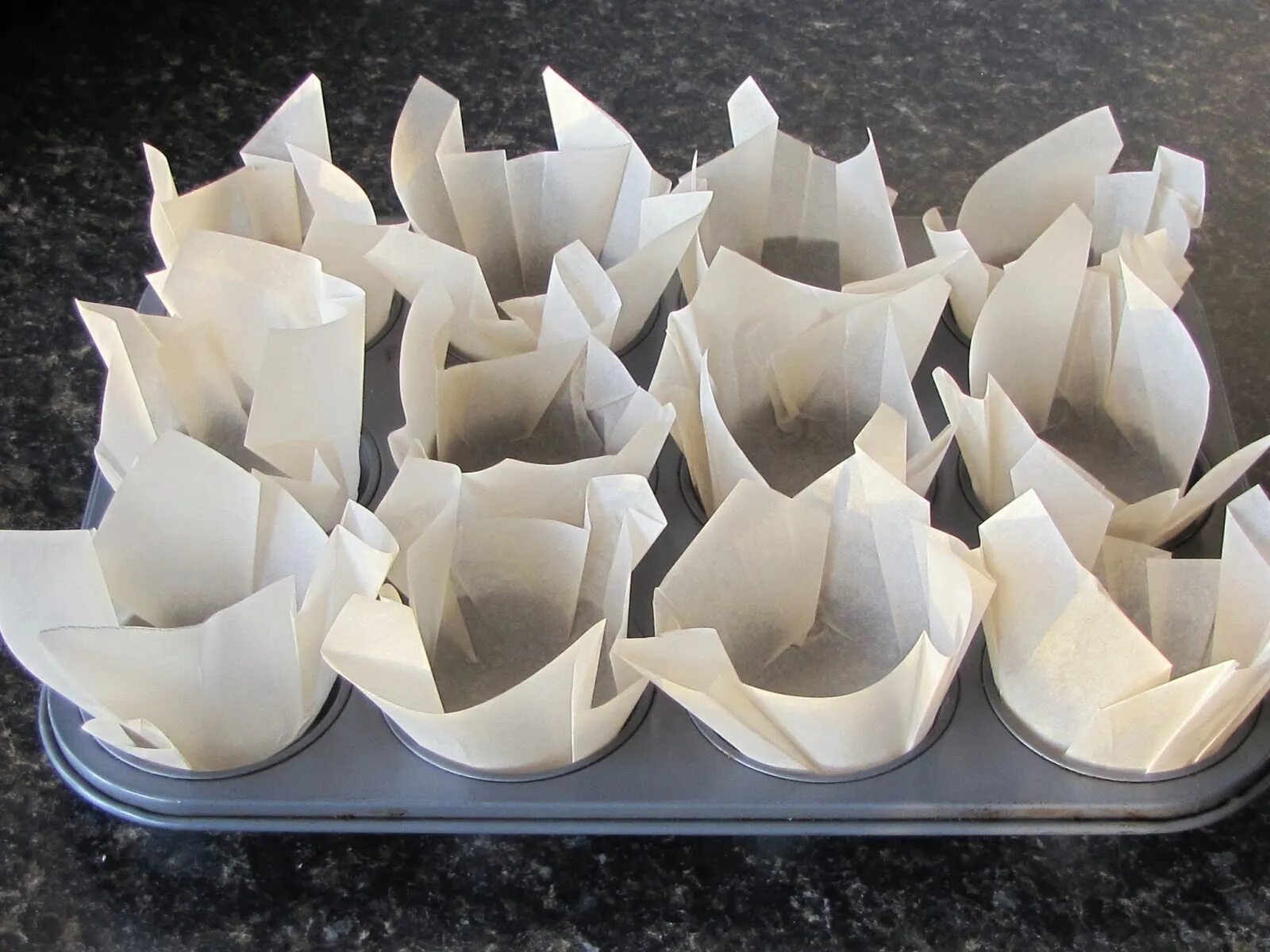 Форма для кексов из бумаги. Формочки из пергамента для маффинов. Формочки для маффинов. Форма для кексов из бумаги. Цветные формы для кексов.