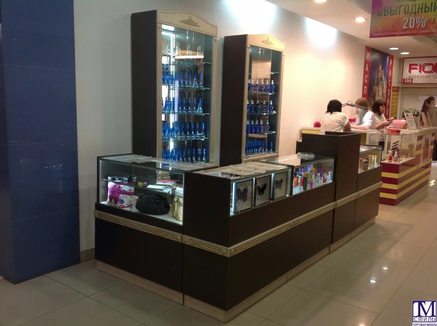Островок духов s parfum. Витрина для масляных духов. S парфюм торговый центр. Тц парфюмерии. Отдел в торговом центре духи.