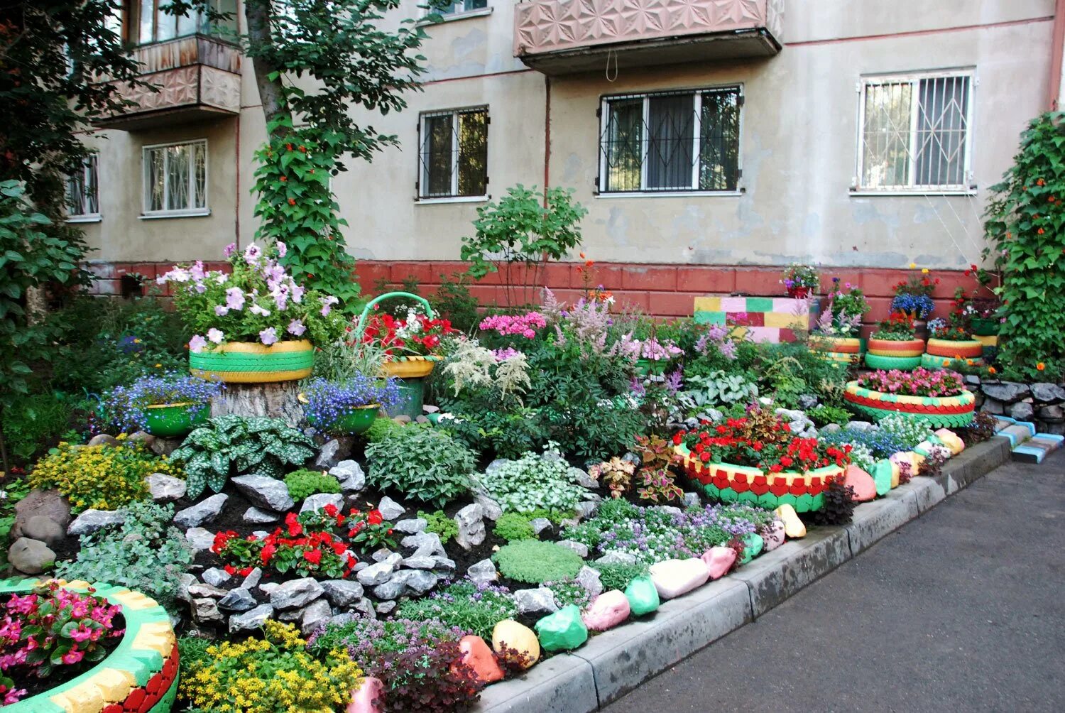 Красивые клумбы во дворе дома фото. Клумба Бабушкин палисадник. Уютный двор Байкальск. Красивые клумбы во дворе. Цветники во дворе многоквартирных домов.