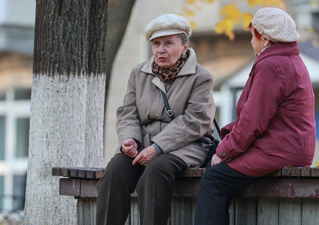 Пенсионерка продает цветы. Пожилые россияне. Повышение пенсии. Пожилые россияне. Сайт российский пенсионер.