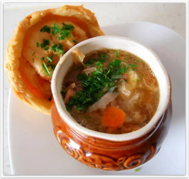 Капуста в горшочке в духовке. Вкусная еда горшочек. Горшочки с курицей капустой. Горшочки с курицей капустой. Чанахи в горшочках в духовке.