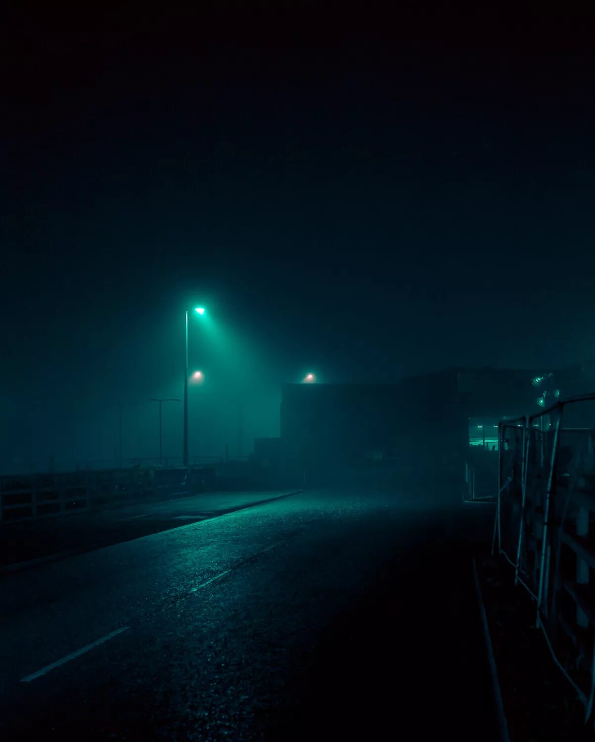 Темный свет фонарей. Дорога ночью. Туман на дороге ночью. Вечерняя дорога. Темная дорога.