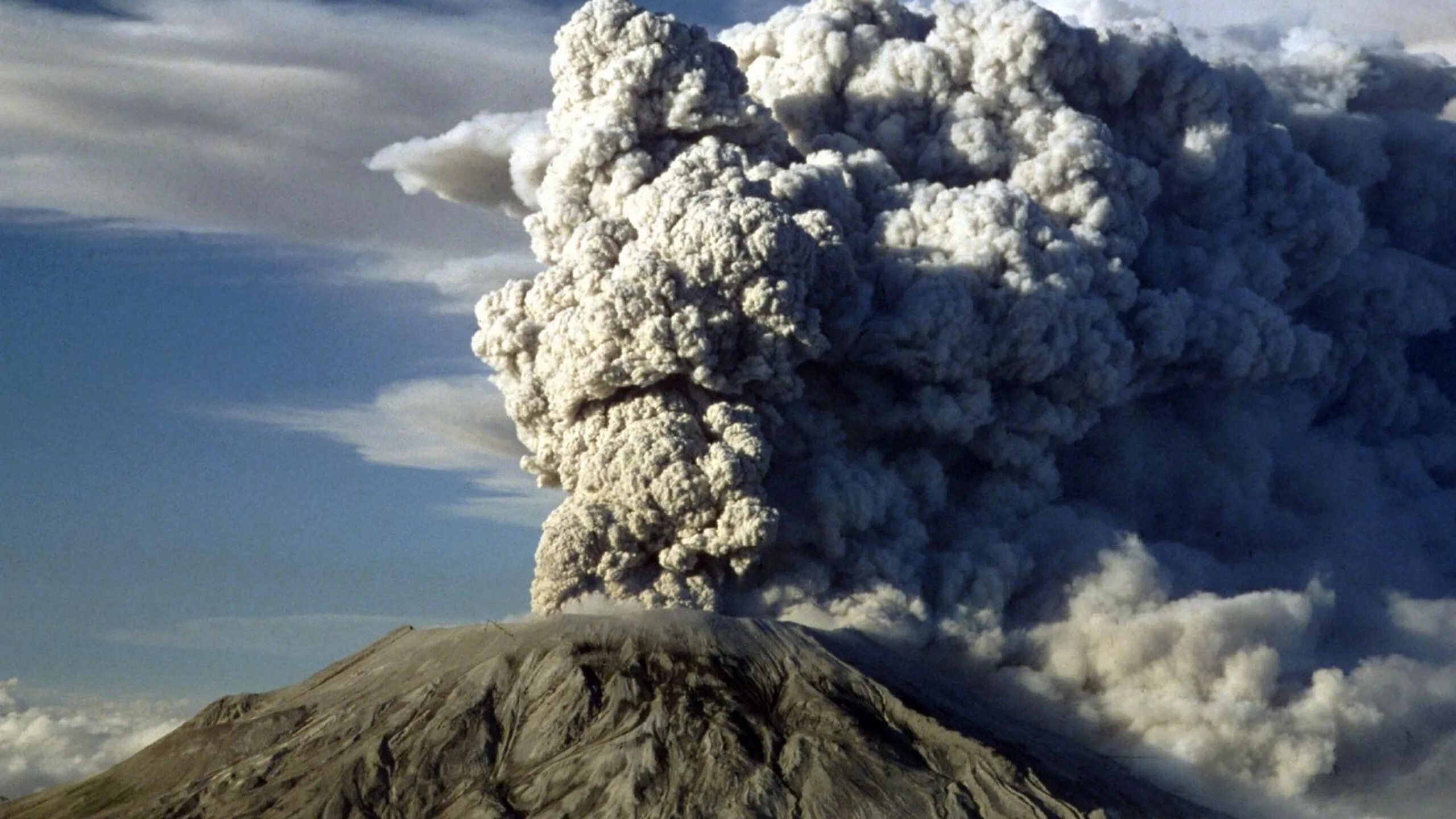 Вулканы в америке название. Извержение вулкана сент-Хеленс. Вулкан сент Хеленс 1980. Извержение вулкана сент-Хеленс в 1980 году. Гора сент-Хеленс.