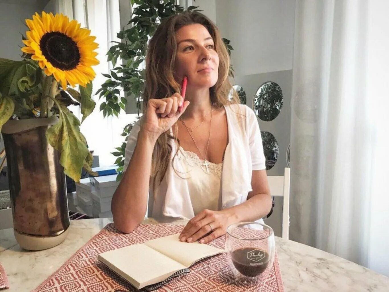 Сколько лет жанне бадоевой. Стиль жанны бадоевой 2020. Жанна бадоева 2021. Жанна бадоева 2021. Бадоева жанна бадоева.