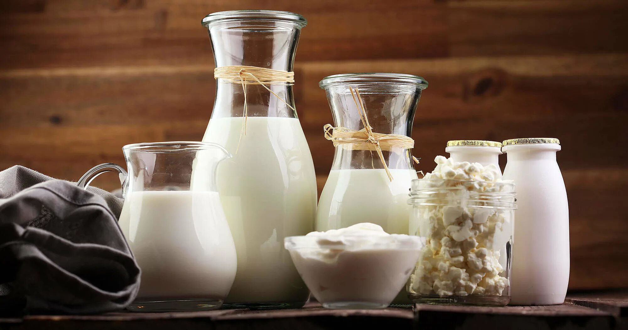 Молочные и кисломолочные. Молочные продукты. молоко сметана творог. фермерские молочные продукты. фермерская молочная продукция.