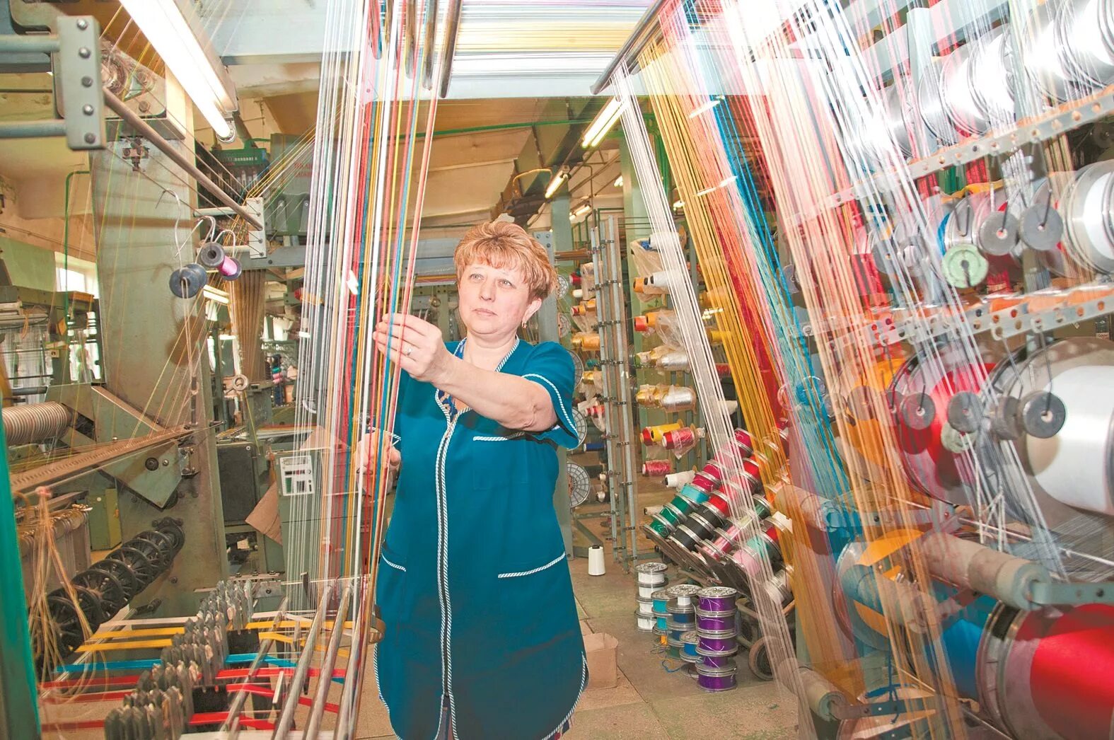 Завод леони заволжье нижегородской области. Вязальщица вакансии. Сборщик схемных жгутов. Кружок вязания. Вязальщица трикотажных изделий, полотна.