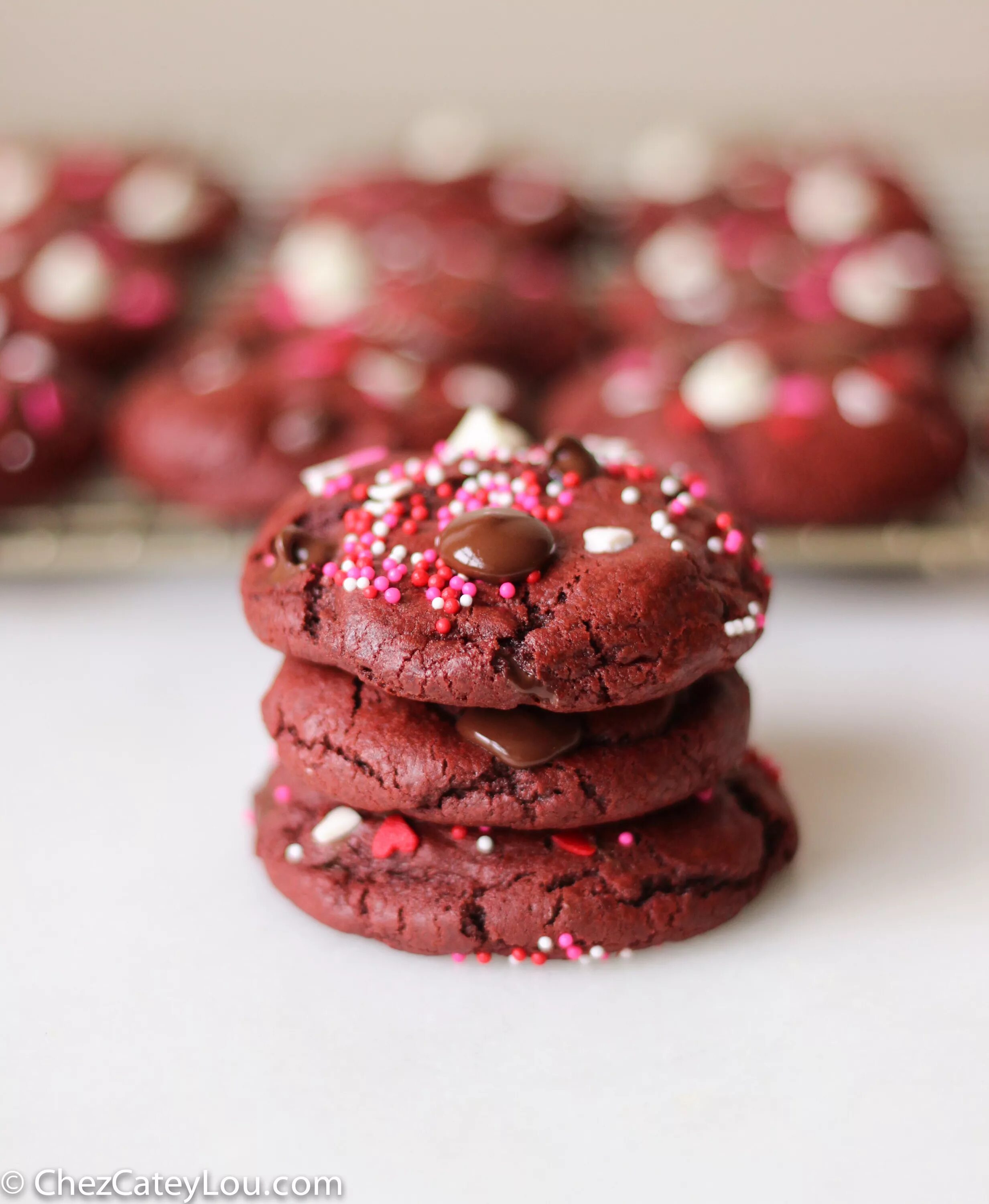 Red cookies. Печенье ред вельвет. Красное печенье. Красная печенька. Красные печеньки шоколадные.