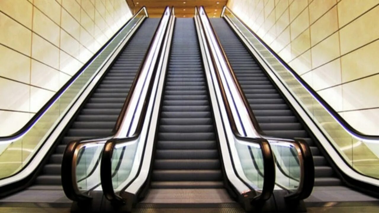 Подъемный эскалатор. Метро Пятницкое шоссе эскалатор. Коляска на эскалаторе. Ограждение эскалатора. Лиссабон эскалатор на улице.