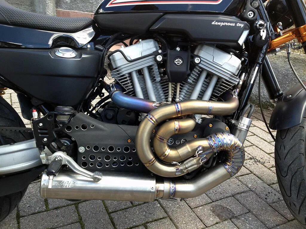 Кастомный выхлоп мото. Глушитель харлей дэвидсон спортстер. Harley exhaust. Harley exhaust. Vance hines shortshots sportster.