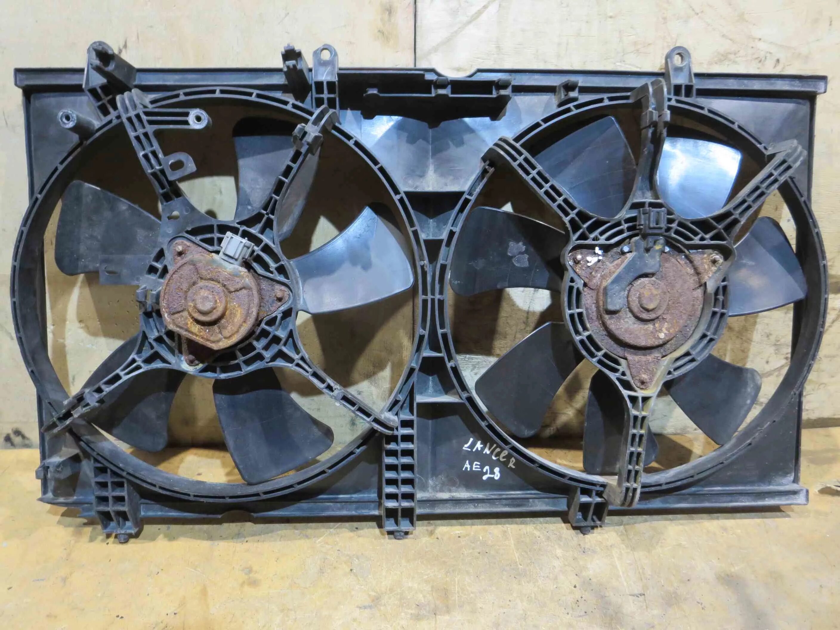 Электровентилятор mitsubishi lancer. Радиатор mmc eclipse 2g. Вентилятор охлаждения лансер 9. Вентилятор охлаждения митсубиси. Вентилятор охлаждения митсубиси.