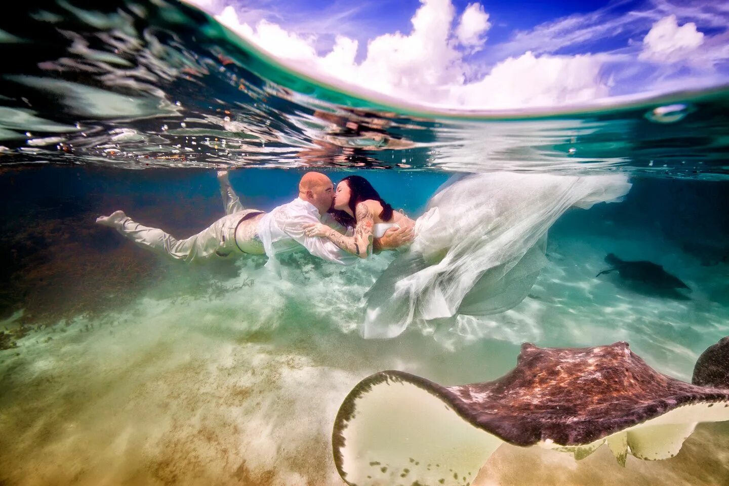 Фотосессия под водой. Романтика под водой. Свадьба под водой. Подводная фотосессия пары.