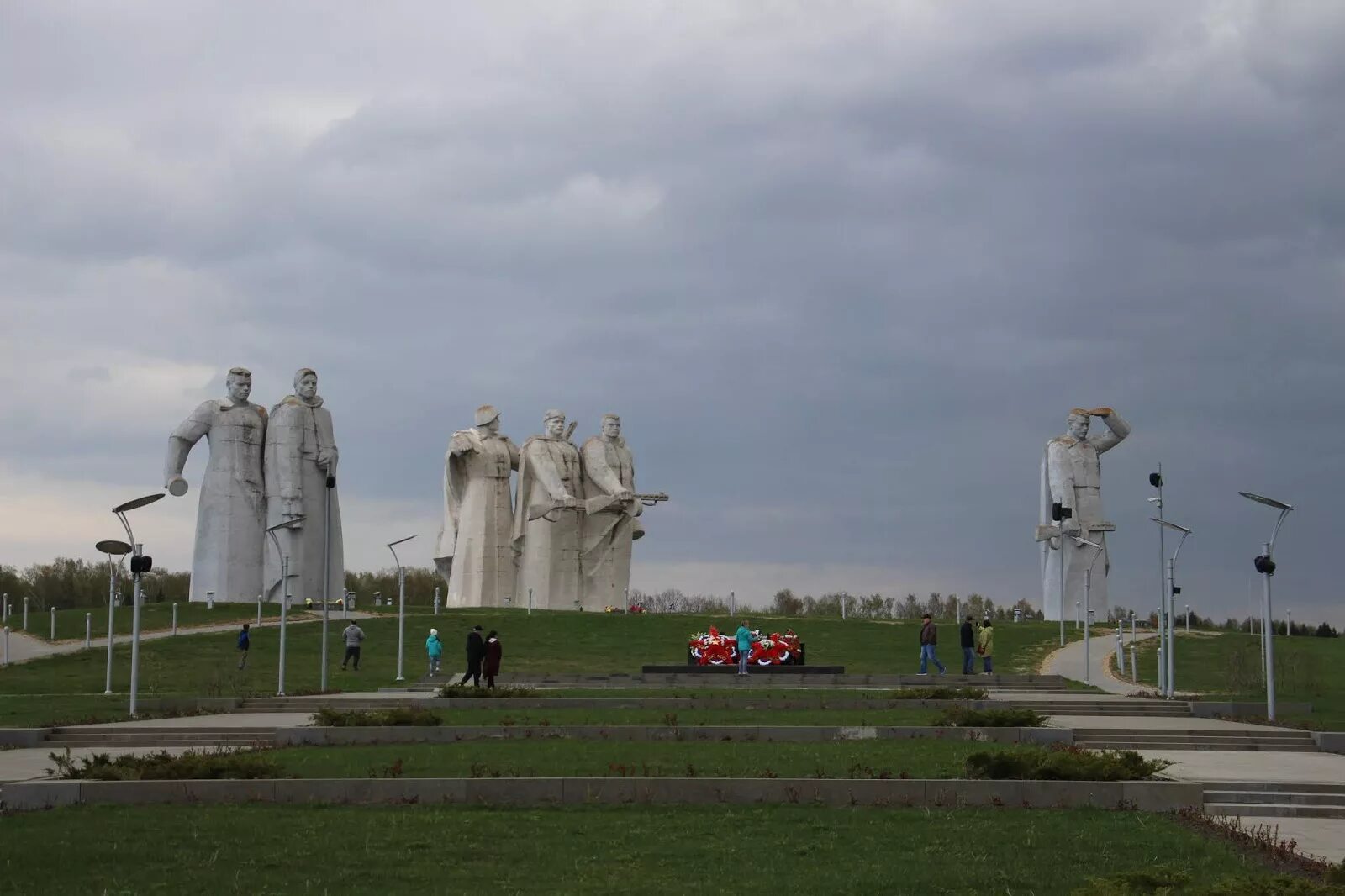 Памятник панфиловцам город. 28 Панфиловцев памятник в Дубосеково. Мемориал «героям-панфиловцам». Волоколамск мемориал 28 героям-панфиловцам. Мемориал 28 героям панфиловцам д Дубосеково.