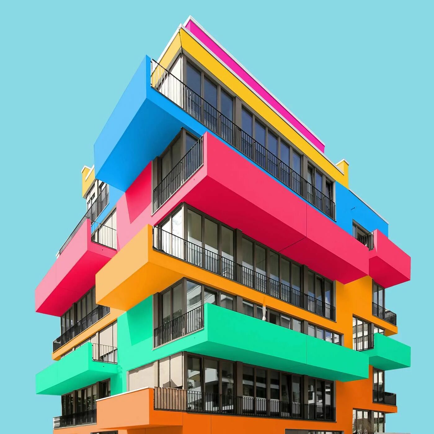 Строить цветные. Цветные фасады зданий. Яркие цвета в архитектуре. Разноцветный фасад. Разноцветные здания.