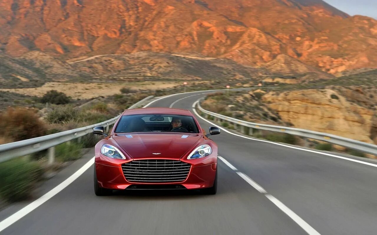 Машина красиво едет. Aston Martin rapide. Aston Martin rapide s.