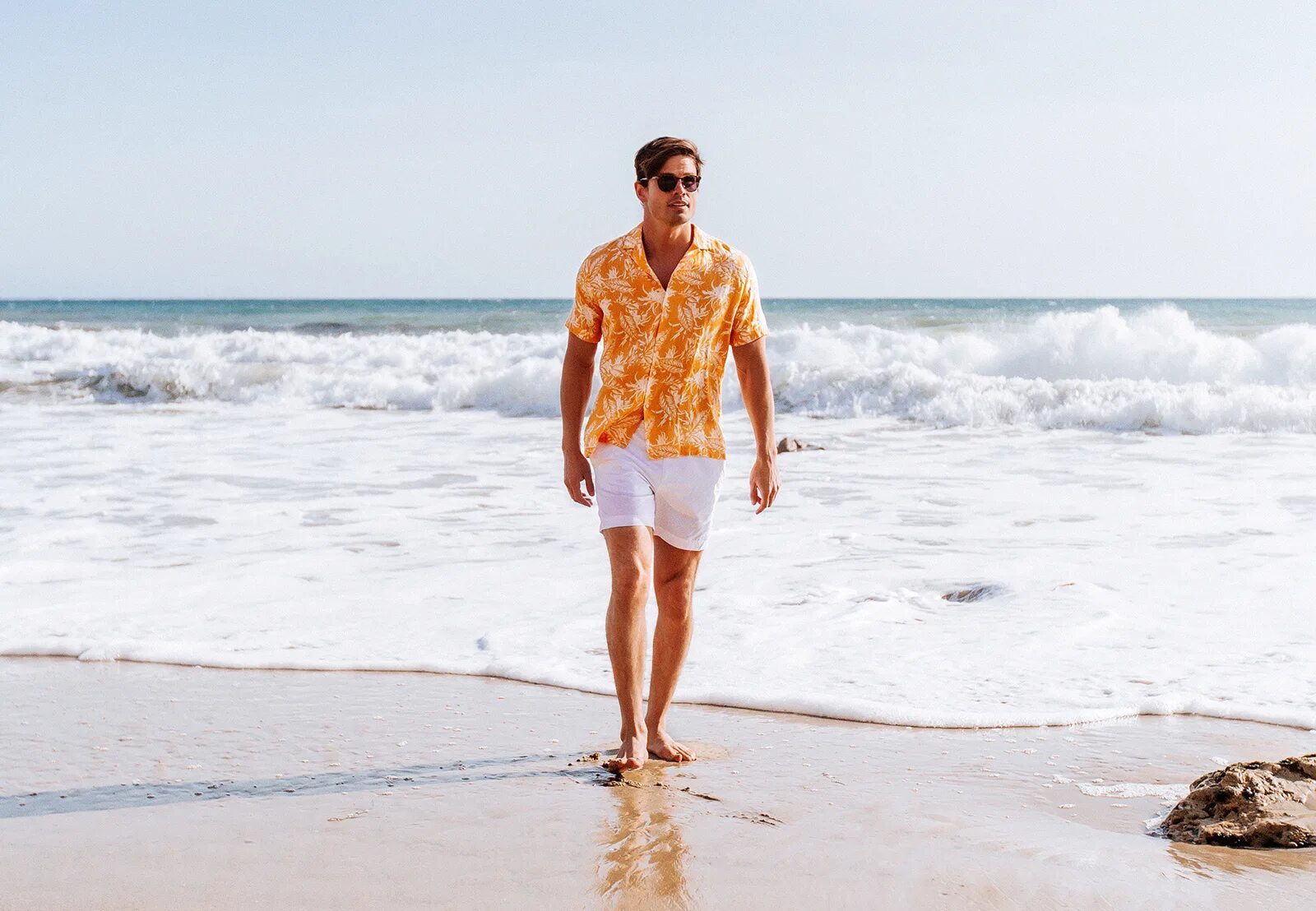 Мужчина на пляже. Мужчина на море. Одежда на пляж для мужчин. Мужская фотосессия на пляже. A short holiday