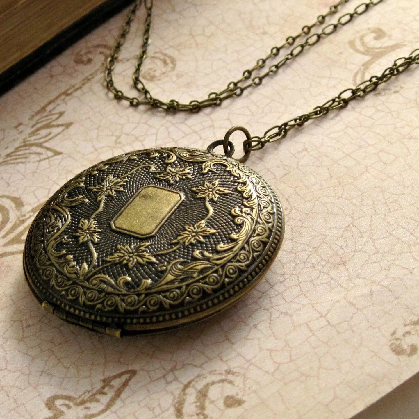 Медальон описание. Медальон Локет. Locket кулон. Старинные кулоны. Медальон антикварный.