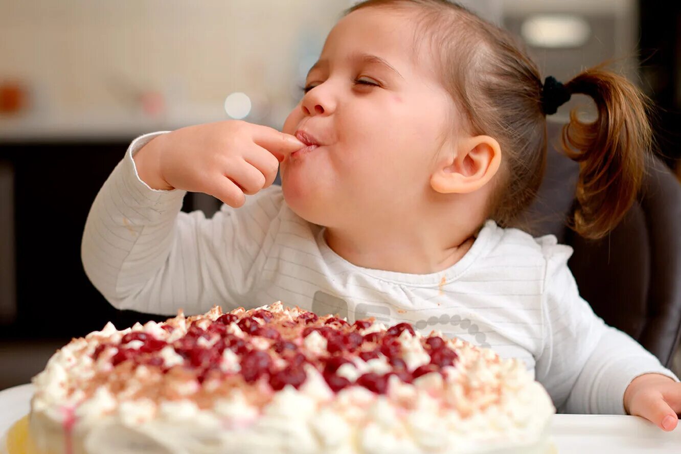 Хотим общего ребенка. Сладости для детей. Дети и сладкое. Наслаждение едой. Девочка ест торт.