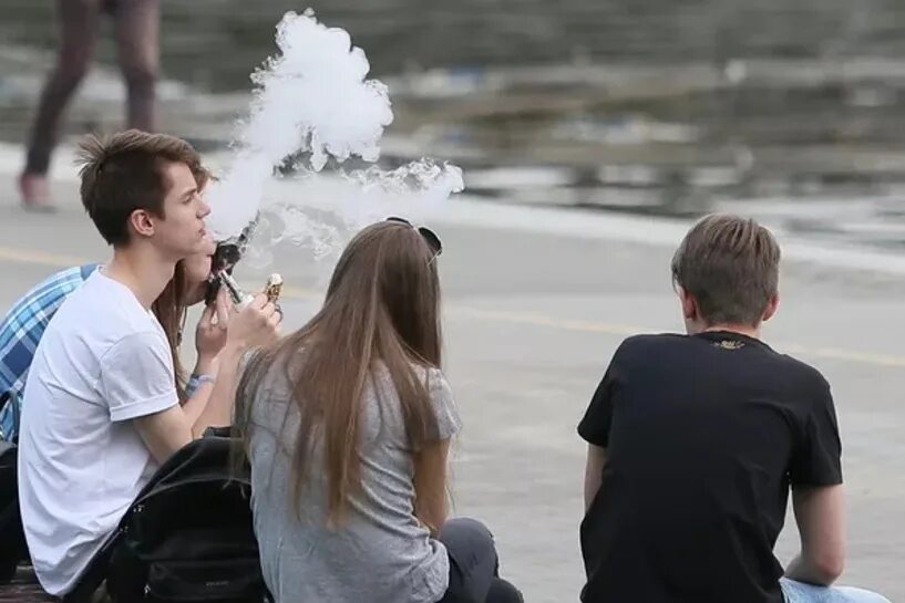 Дети курящие вейп. Подросток с ВЕЙПОМ. Электронные сигареты и подростки. Молодежь курит вейп. Вейпинг в общественных местах.