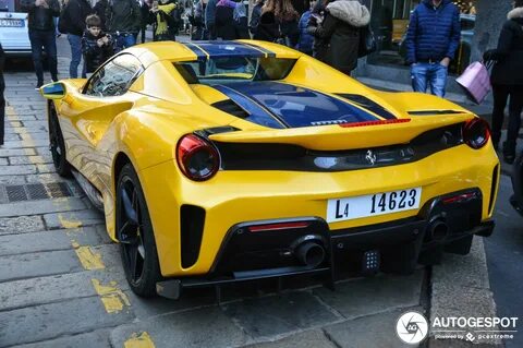 Ferrari 488 Pista Spider Jaune.