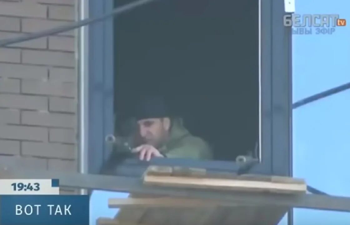 Бывший снайпер попадает в эпицентр. Снайперы не попадающие в урну. снайпер сидит на крыше. снайпер случайно попал на фото.