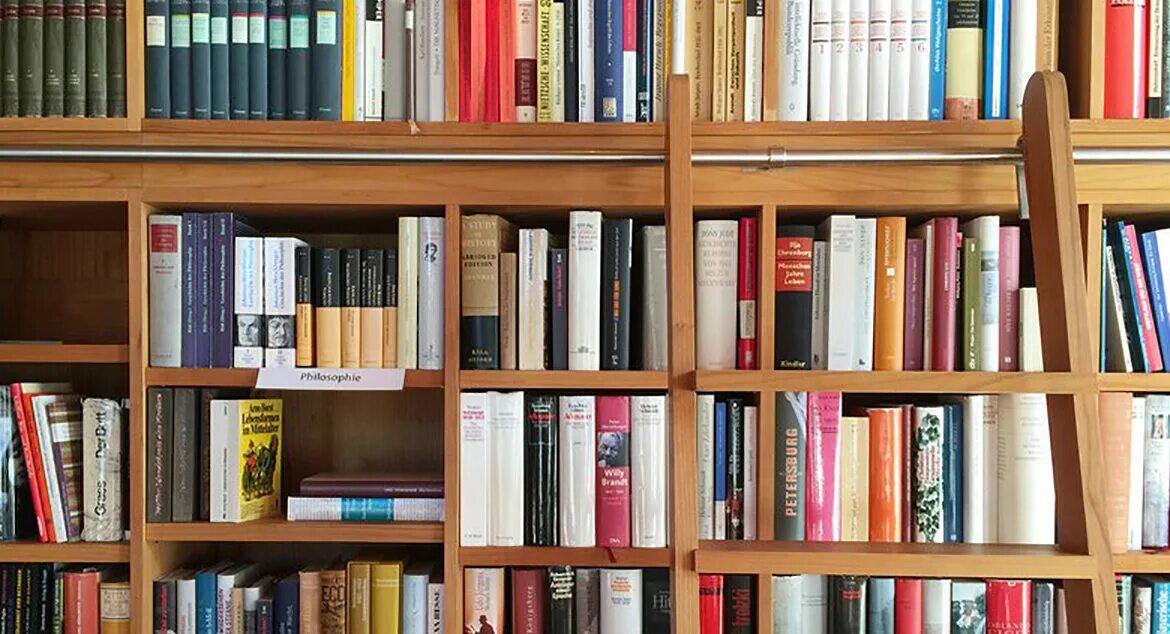 Куча книг. 1000 книг это сколько фото. Стопка книг. Куча книг. Стеллаж для книг.