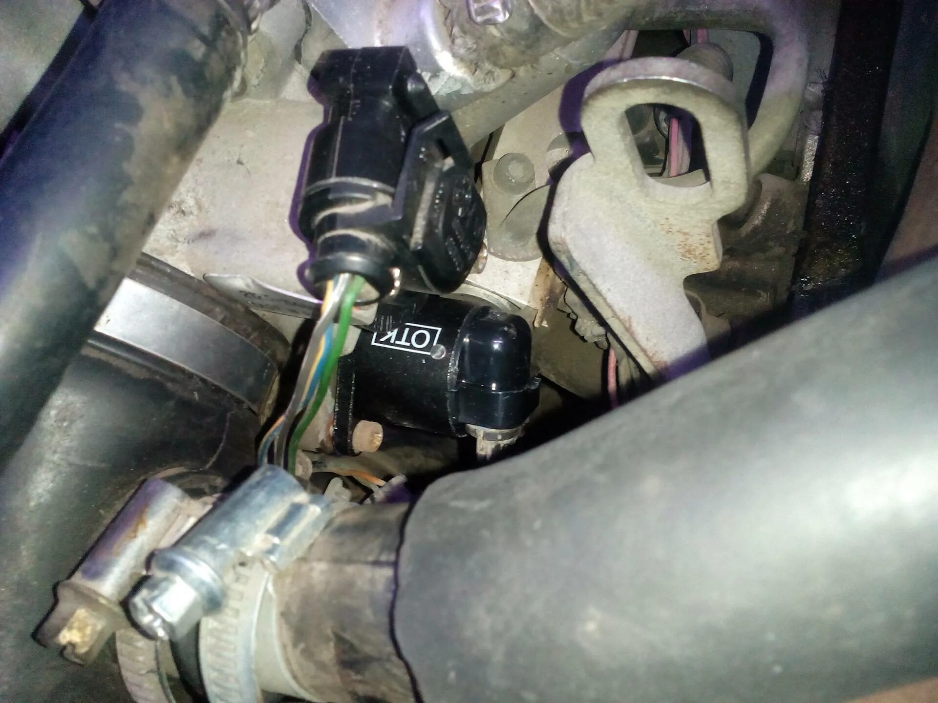 Замена датчика холостого хода на шевроле. Регулятор хх шевроле нива. Датчик холостого хода нива 1. Chevrolet niva датчик холостого хода. Датчик хх нива шевроле 2005.