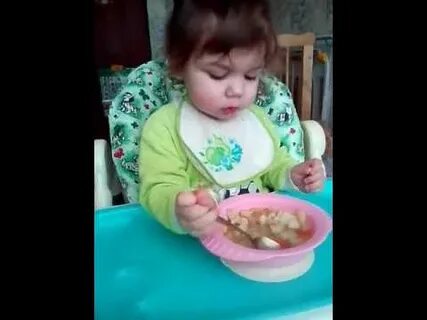 Видео маленькие дети едят