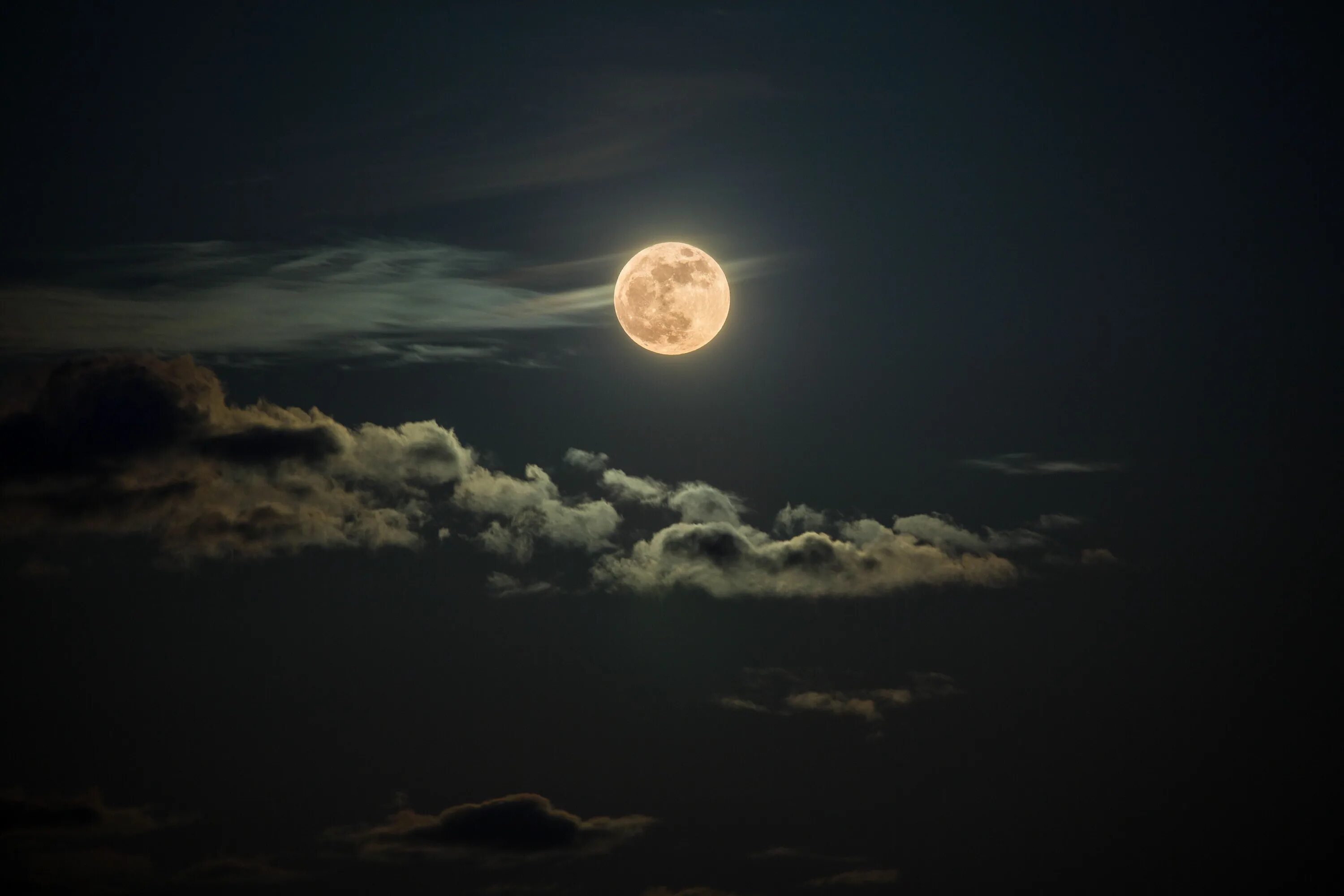 Лунное небо. Луна на небе. Лунная ночь. Ночное небо с луной. Полнолуние небо