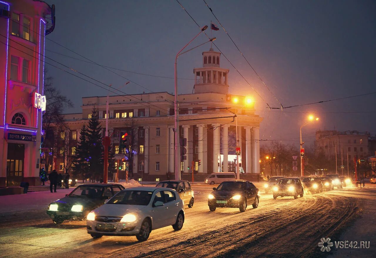 Г кемерово зимняя. Ночной центр Кемерово. Кемерово улицы. Улицы Кемерово ночью. Ночной центр зимой Кемерово.
