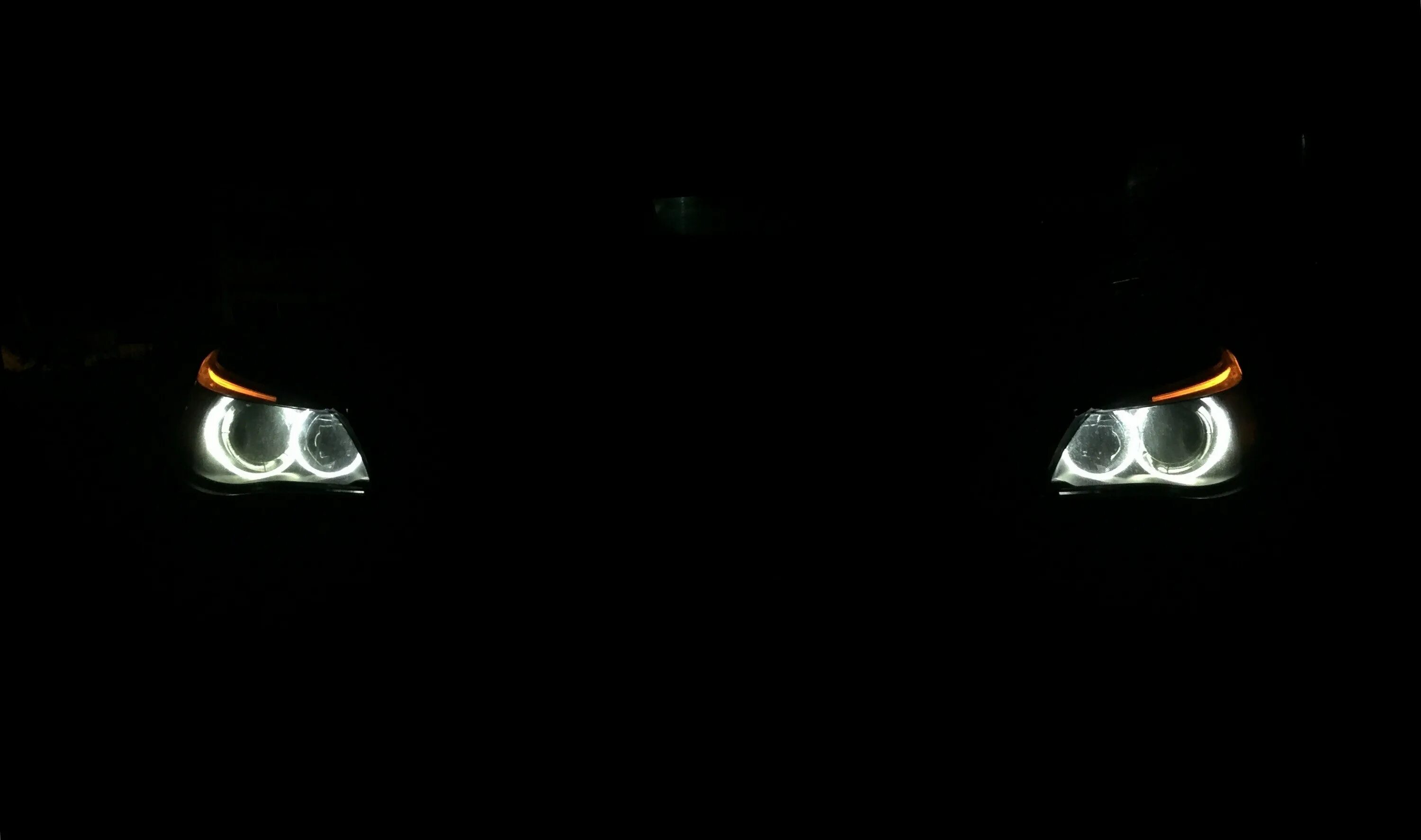 Фары в темноте видео. BMW e60 в темноте. BMW 5 e60 глазки. BMW e60 Angel Eyes. BMW m5 e60 в темноте.