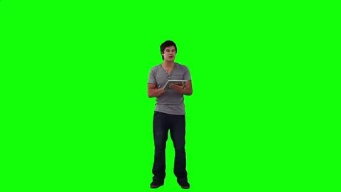 Поза на зеленом фоне