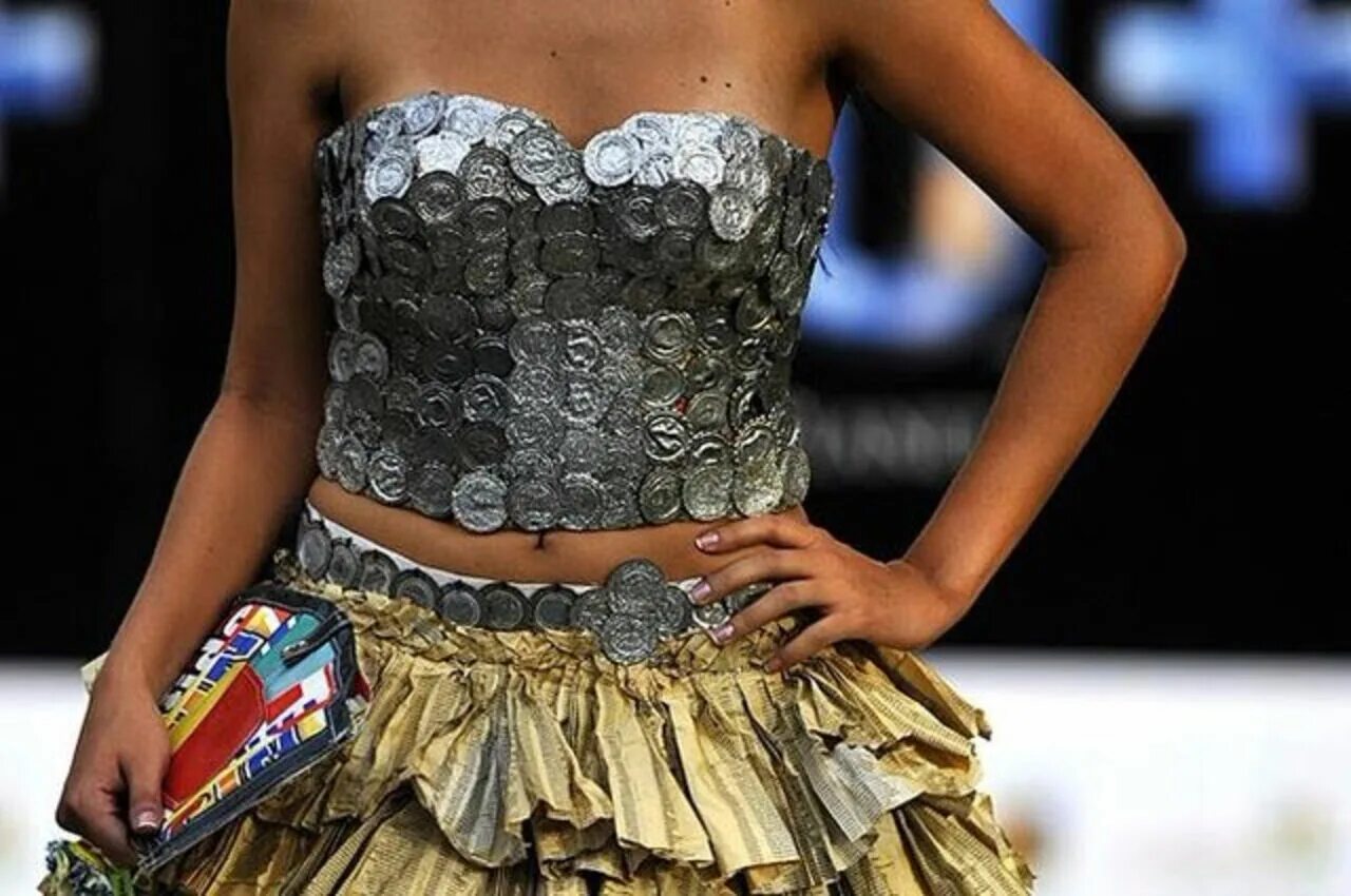 дизайнер одежды. бумажные платья. платье из бумаги. наряд из мусора. платье большое в талии.