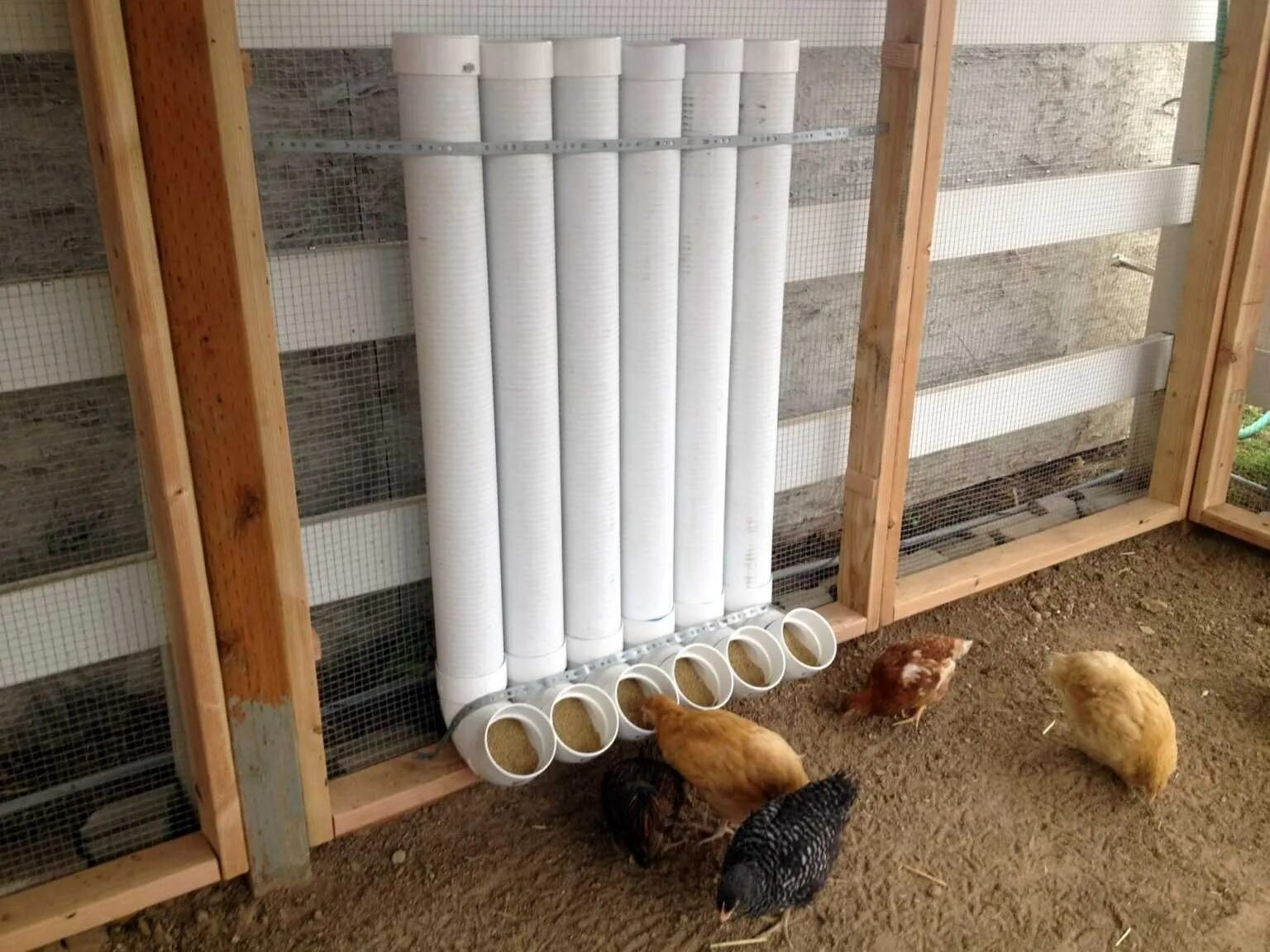 Кормушка из трубы своими руками. Кормушка для индюков из 110 трубы. кормушка для кур из трубы 110. кормушки для кур из пластиковых труб. кормушка для кур из канализационной трубы.