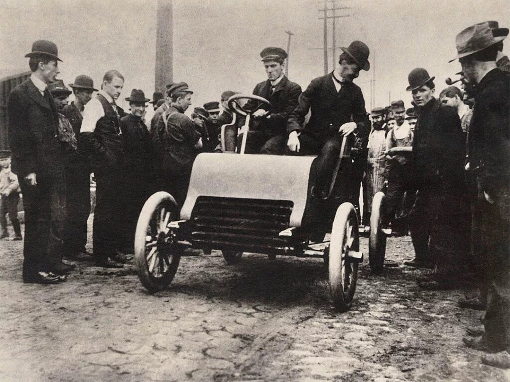 Выпущен первый в мире. 17 Октября 1902 — в Детройте выпущен первый автомобиль марки «Кадиллак».. Кадиллак 1902. Кадиллак 1902 года.