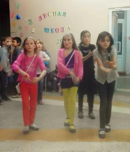 Приводим свои губки в порядок. Раз два три четыре пять десять двадцать пять. Игра в раз два три четыре пять. Песня раз два три четыре пять. Раз, два, три, четыре.