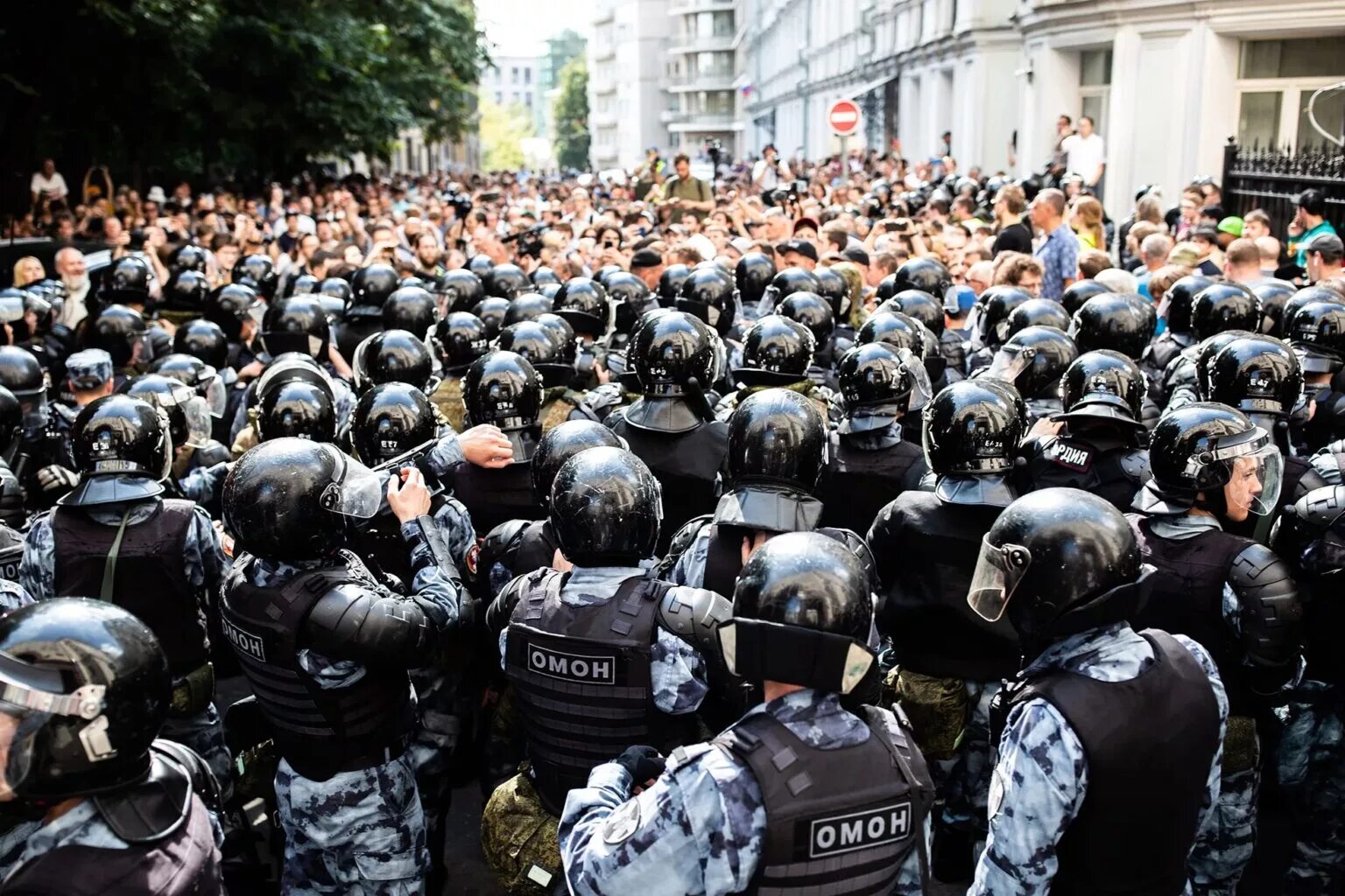 Толпа ОМОНА. Толпа полицейских. Митинг на английском