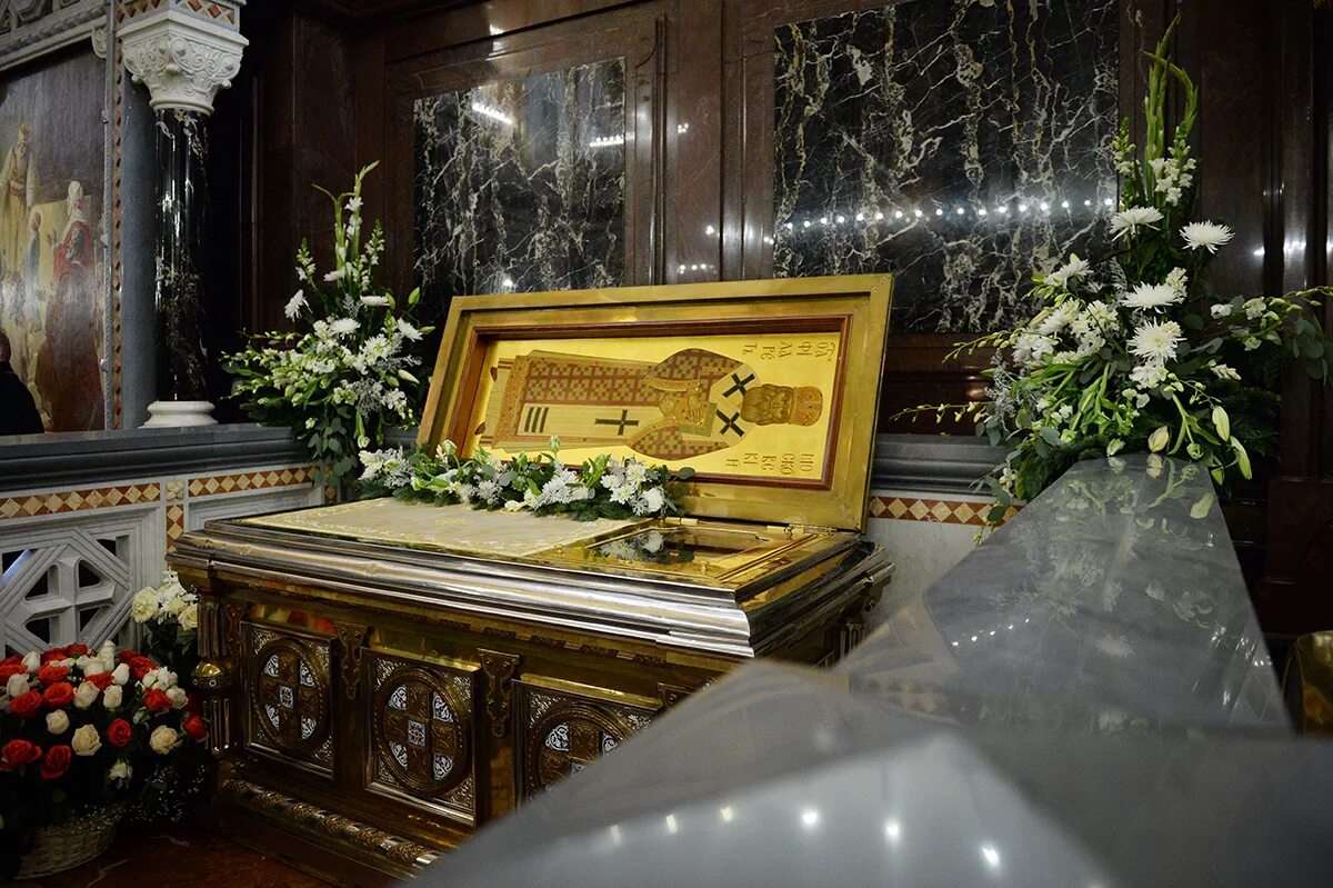 Ковчег с частицами святых мощей в храме христа спасителя. Храм христа спасителя какие мощи. Храм христа спасителя мощи филарета московского. Риза господня в храме христа спасителя. Икона святителя николая в храме христа спасителя.