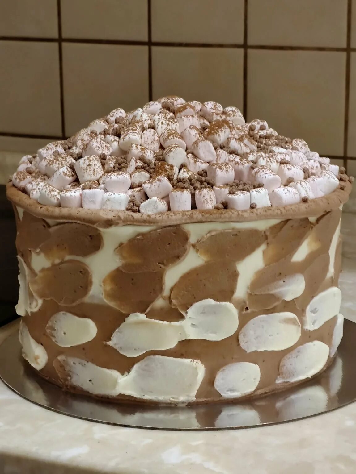 Торт Алины Ахмадиевой с маршмеллоу. Бисквит с маршмеллоу. Украшение торта маршмеллоу. Украшение торта маршмеллоу и шоколадом. Украшен маршмеллоу