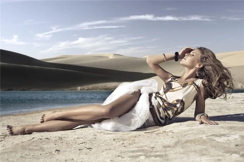 пески девушки фото. девушка в песках. фотосессия в песках. красивая девушка в пустыне. лежит на пляже.