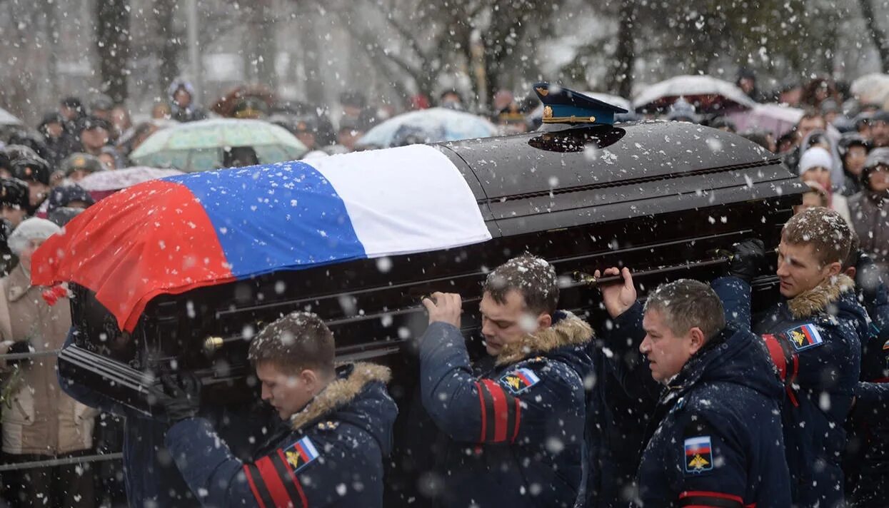 Новости насколько. Военные похороны в России. Гроб с флагом России.