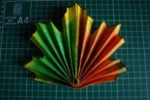 Лист клена из бумаги