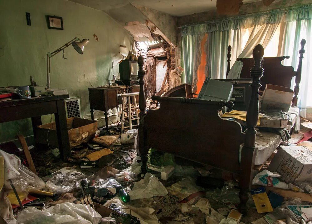 Поломанный дом. Подростки разнесли коттедж. Подростки разнесли коттедж. Разломанная квартира. Подростки разнесли коттедж.