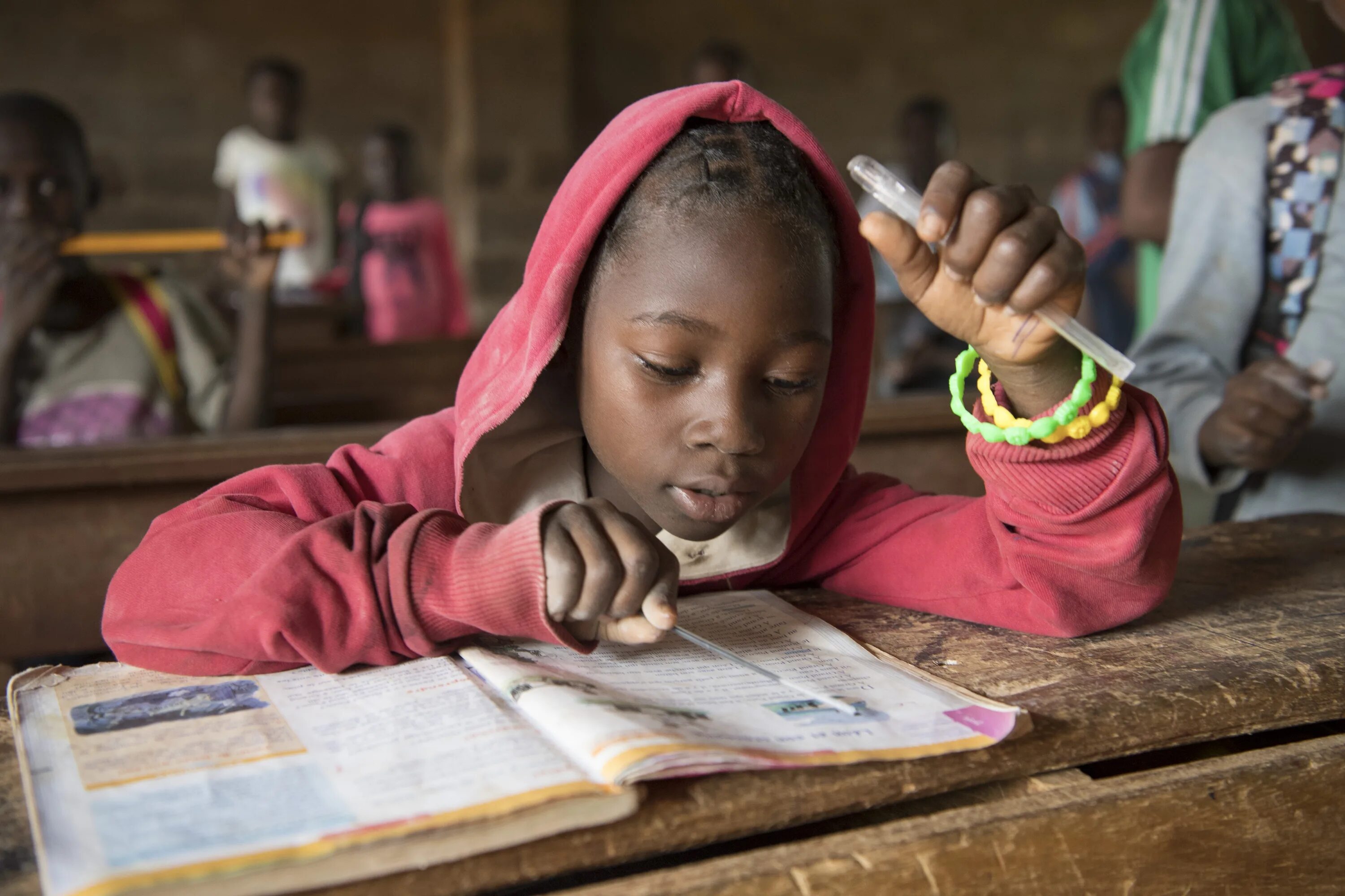 Оон несовершеннолетние. Детская проституция на Гаити. School Education un Africa in numbers. Не умеет читать Африка. Более 770 млн взрослых людей в мире не умеют читать и писать – ЮНЕСКО.