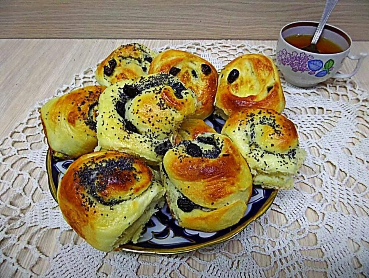 Булочка с маком. Булочки с творогом и маком. Булочки с маком и изюмом из дрожжевого теста. Формы булочек с маком.