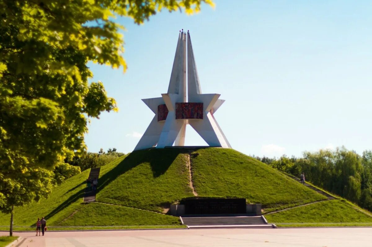 Город брянской. Брянск города Брянской области. Курган бессмертия Брянск летом. Курган славы Брянск. Стелла на Кургане Брянск.